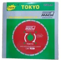 Mata Potong Beton Tokyo Mata Potong Beton Tokyo 350mm / 14 Inci adalah alat pemotong beton berkualitas tinggi dengan kecepatan putaran maksimal 4500 rpm, ideal untuk memotong granit, adesit, keramik, dan beton.